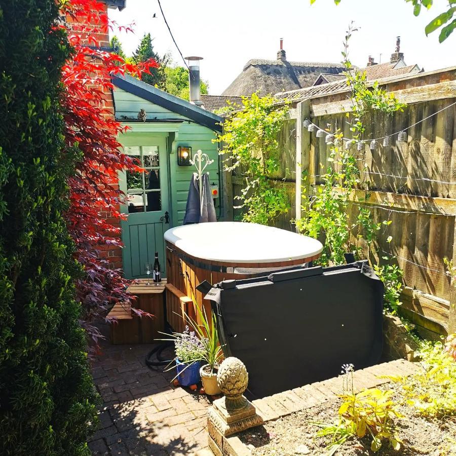 Historic, Traditional & Spacious Wiltshire Cottage Shrewton Eksteriør billede